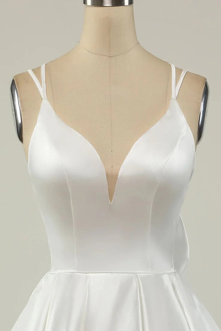 Vestido corto de satén con tirantes dobles para fiesta de bienvenida